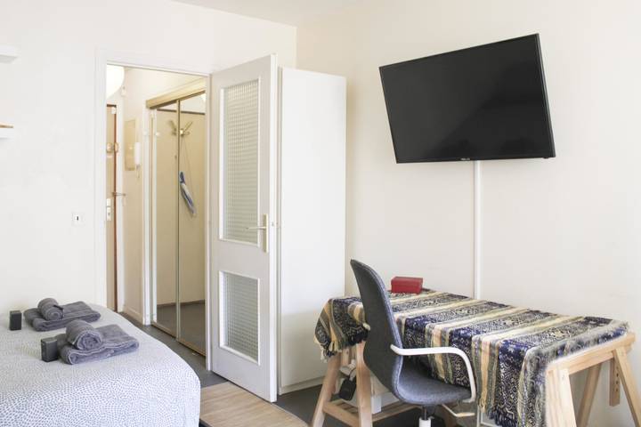 Ganzes Studio, Bright Studio with Balcony – Porte de Versailles in Vanves, Hauts-de-Seine