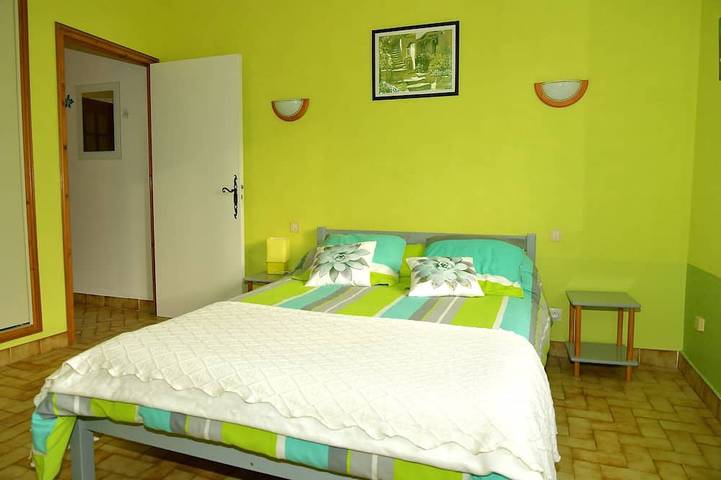 Location de vacances pour 10 personnes, avec jardin à Saint-Julien-de-Peyrolas - 2