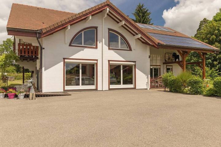 Location de vacances pour 5 personnes, avec jardin et balcon dans Sutrieu