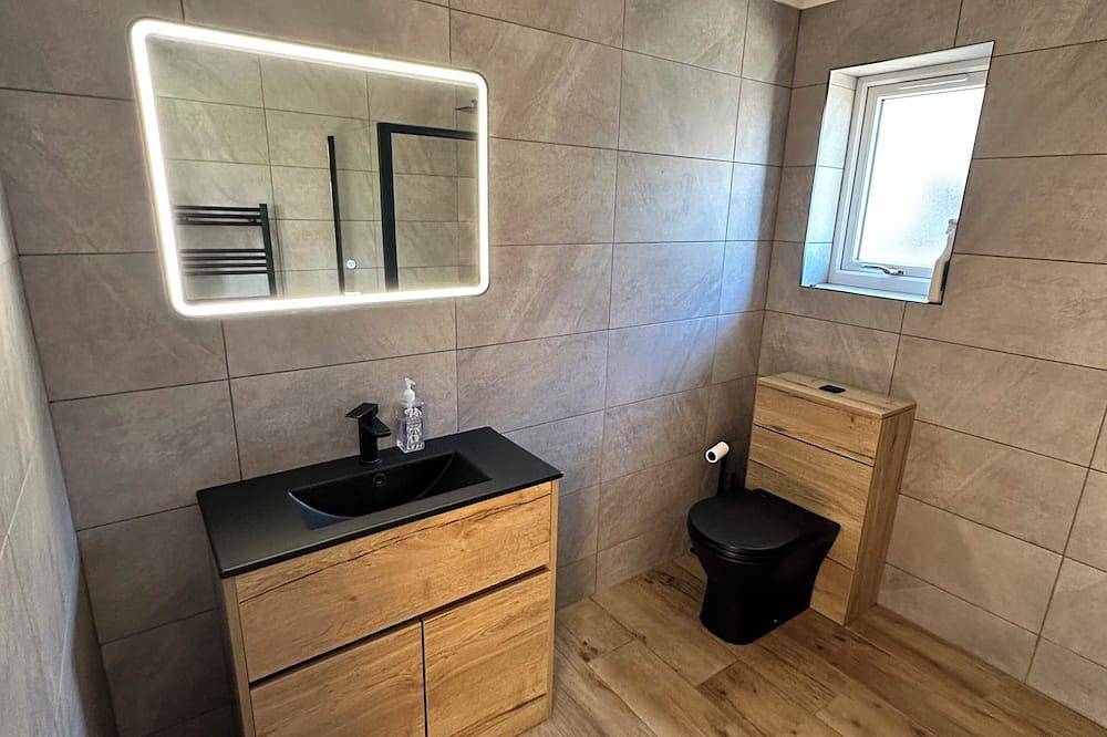 Modern accommodation with scenic views of Llansteffan. in Carmarthenshire
