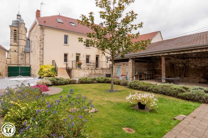 Gîte pour 15 personnes, avec Terrasse ainsi que Jardin et Piscine à Troissy