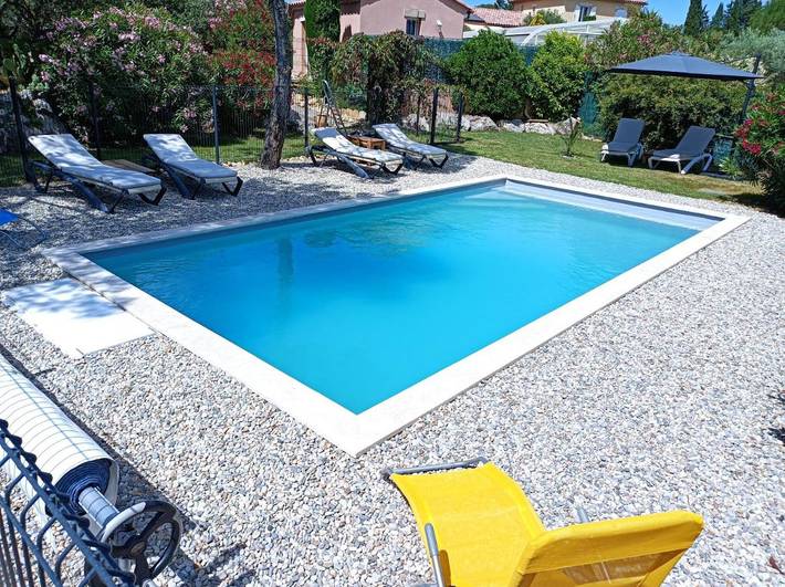 Location de vacances pour 2 personnes, avec Jardin ainsi que Piscine et Vue à Massillargues-Attuech