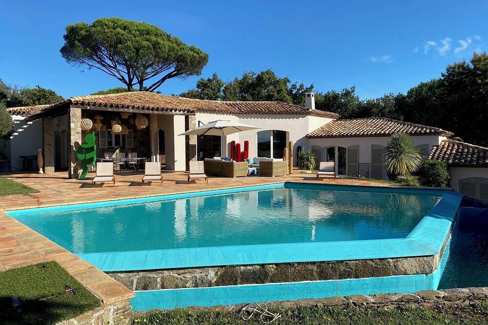 Villa Overlooking The Village Of Ramatuelle With View Of The Vineyards in Ramatuelle, Draguignan region