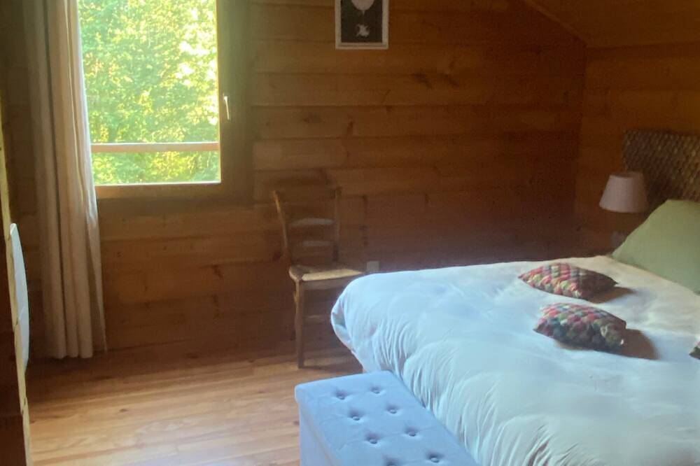 Chambre d'hôtes proche de Vichy – Chambre Luna avec piscine partagée, Wi-Fi et climatisation in Saint-Rémy-en-Rollat, Région de Vichy
