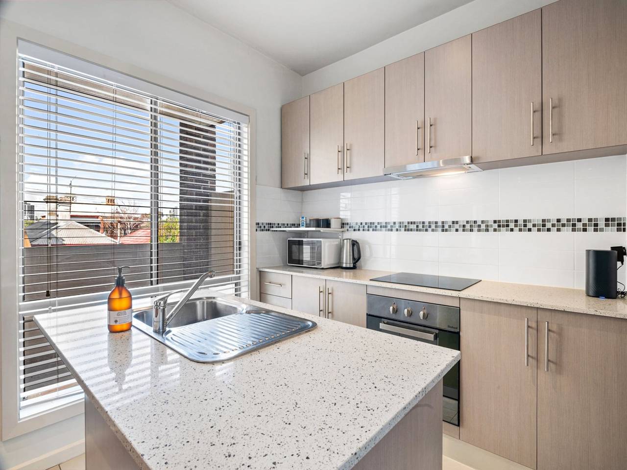 Entire apartment, Bright 2-Bed Flat with Balcony in Kensington in Melbourne, Victoria