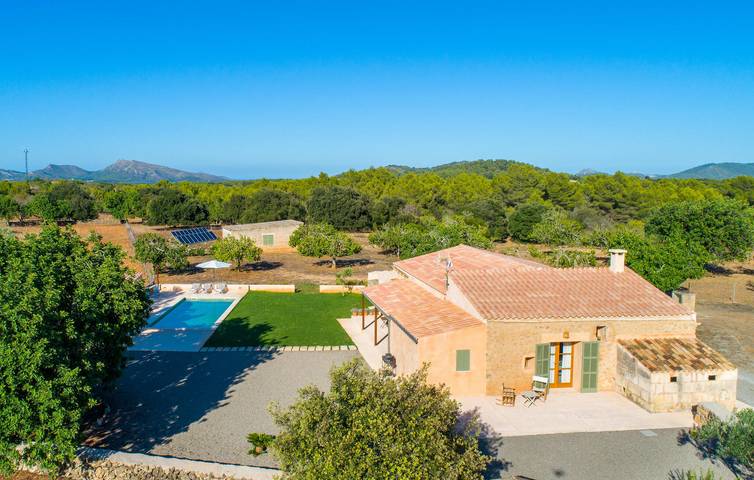 Sonnige Terrasse mit Pool und Meerblick in Son Servera, Mallorca Osten