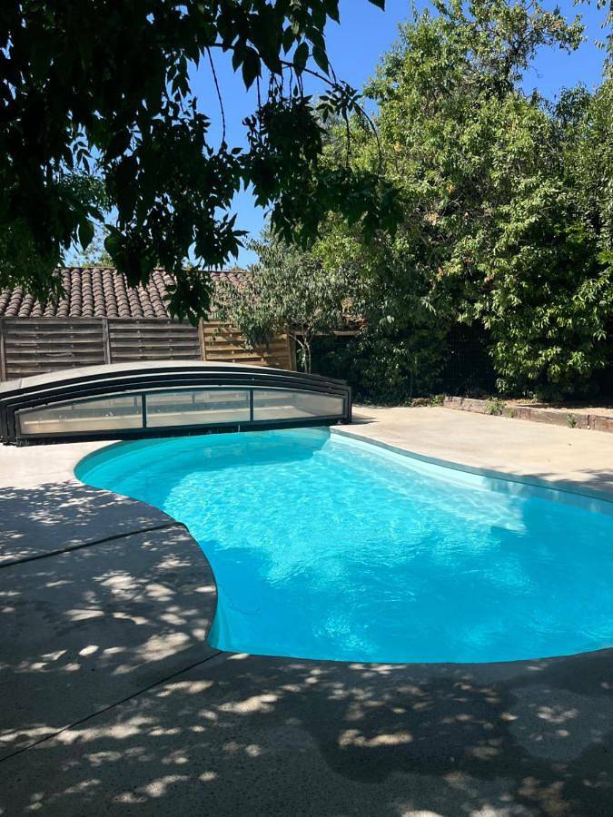 Location de vacances pour 8 personnes, avec piscine ainsi que vue et jardin, animaux acceptés à Puimisson