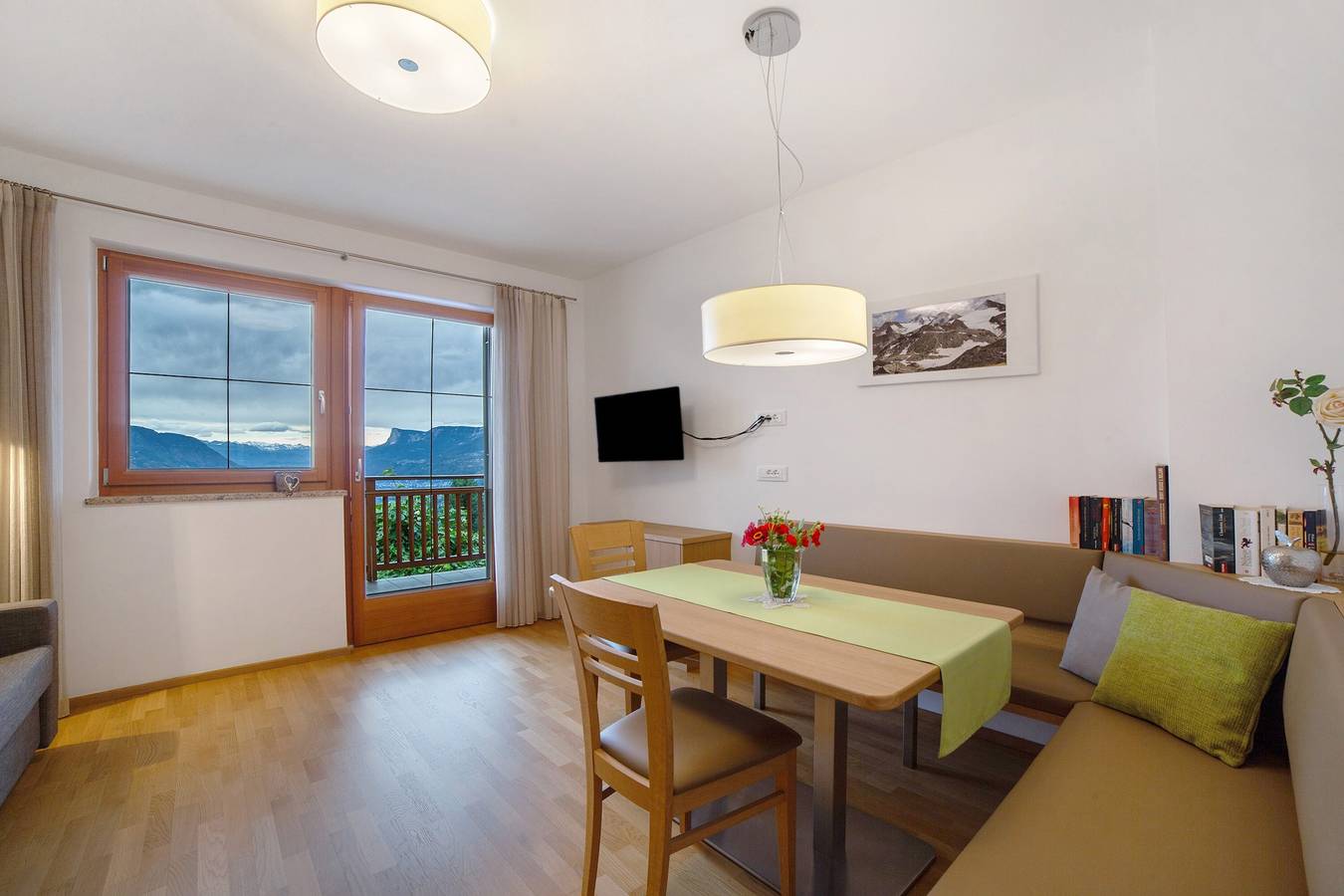 Appartamento intero, Appartamento 'Oberötzbauer Alpenrose' con vista sulle montagne, giardino in comune e Wi-Fi in Comune di Tirolo, Gruppo Tessa