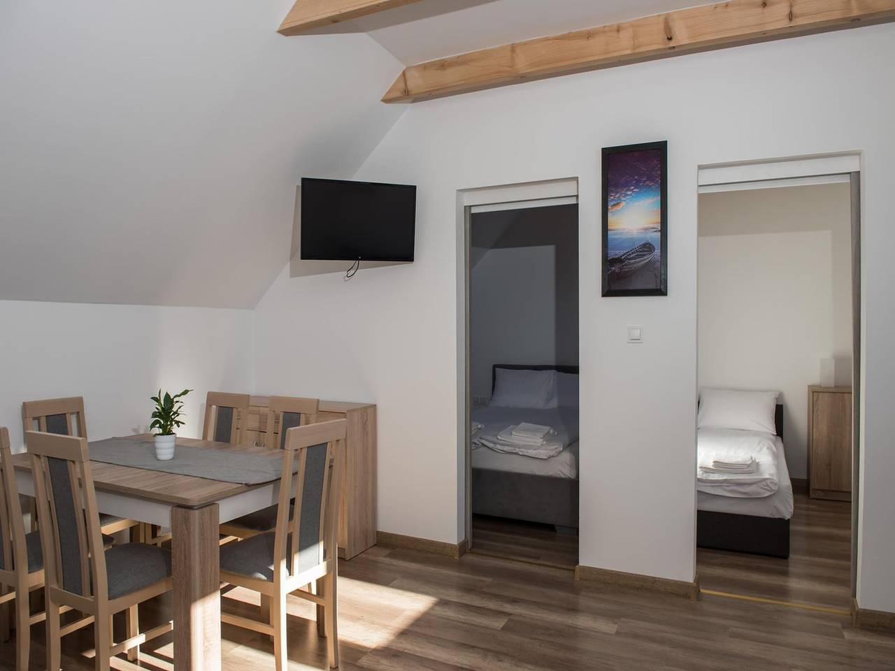 Ganze Wohnung, 3-Zimmer-Ferienwohnung im Erdgeschoss, Sommerpool in Powiat Sławieński