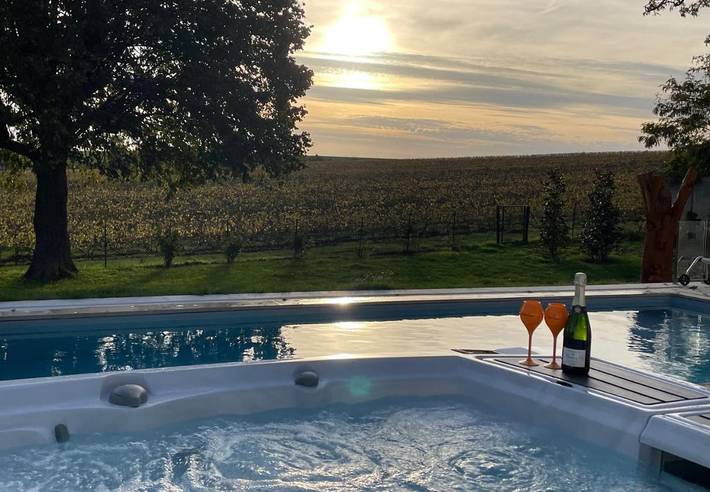 Gîte pour 2 personnes, avec Jacuzzi et Terrasse ainsi que Jardin et Piscine dans Cormicy