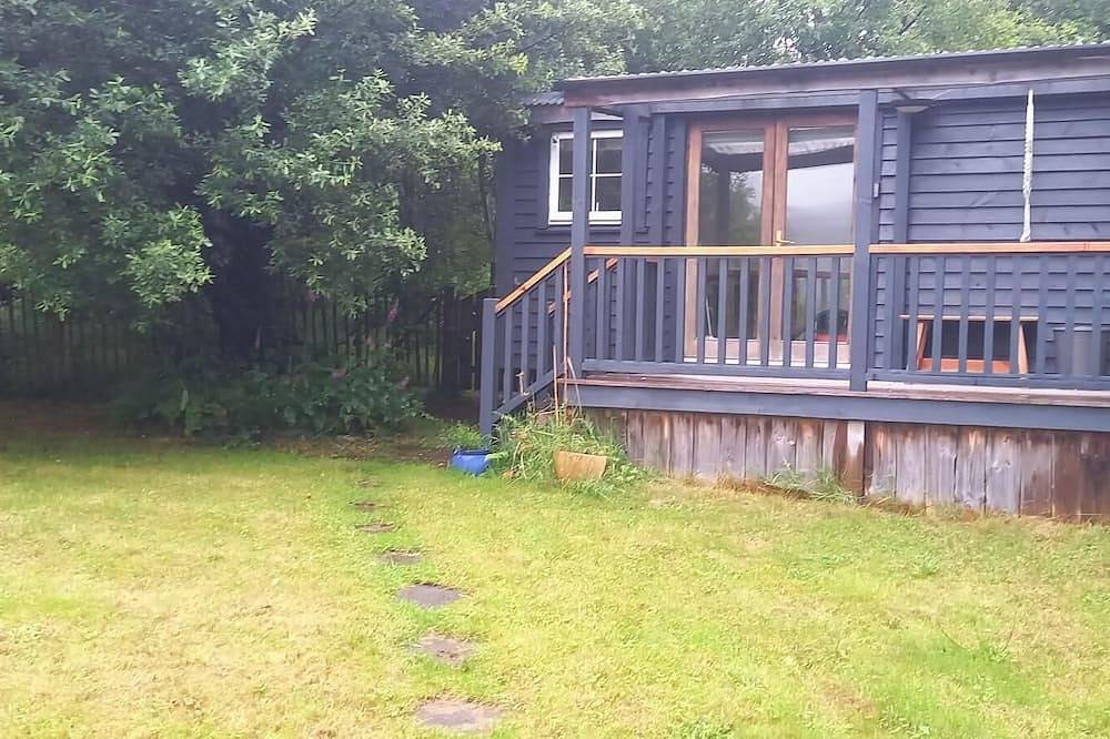Sheperd's Hut, Sleeps 2 with Hot Tub and Garden in Glenagarriff, County Cork