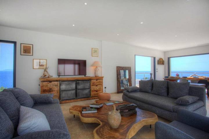 Location de vacances pour 8 personnes, avec piscine ainsi que vue et jardin à Pietracorbara - 3