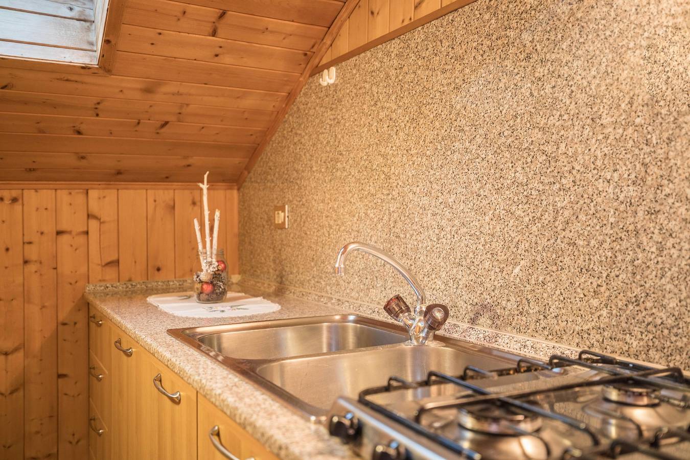 Apartamento entero, Vacaciones en Farmyard Rosshof - Apartamento Ático Mansardato con Wi-Fi y balcón in San Martino in Badia, Dolomiti Superski