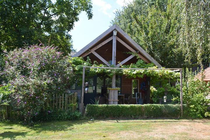 B&b voor 3 personen, with Terras and Tuin as well as Uitzicht in Haaren