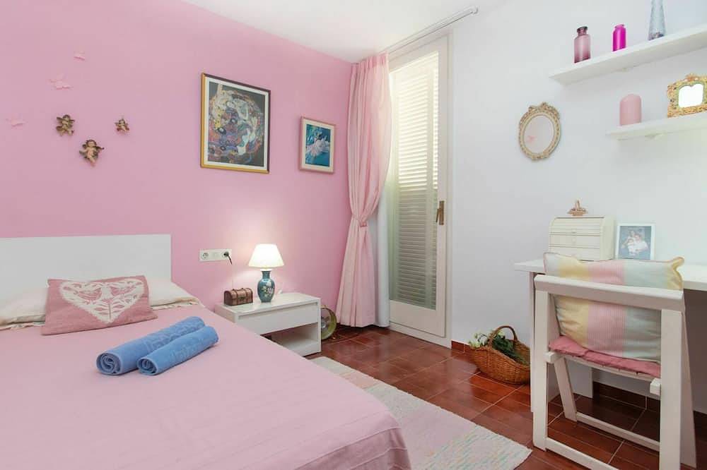 Entire apartment, Cosy apartment for 6 people with Wifi, pool, Tv, terrace and pets allowed in Cala San Francisco, Blanes