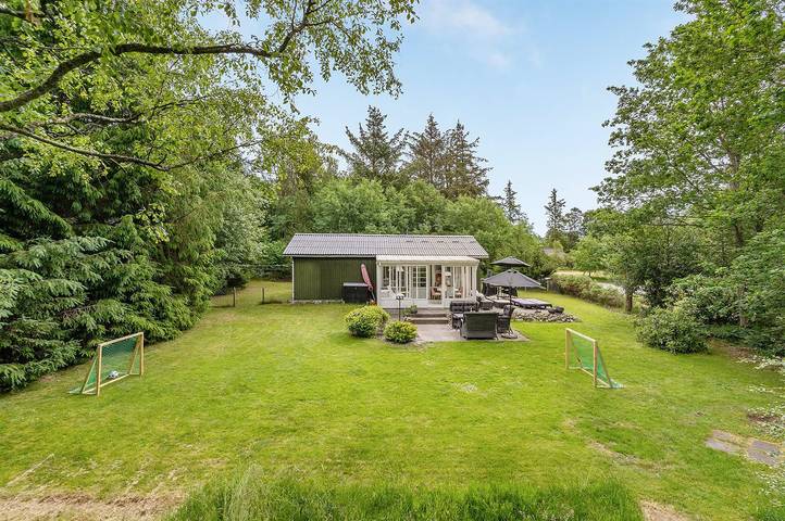 Ferieudlejning for 4 personer, med terrasse i Hou