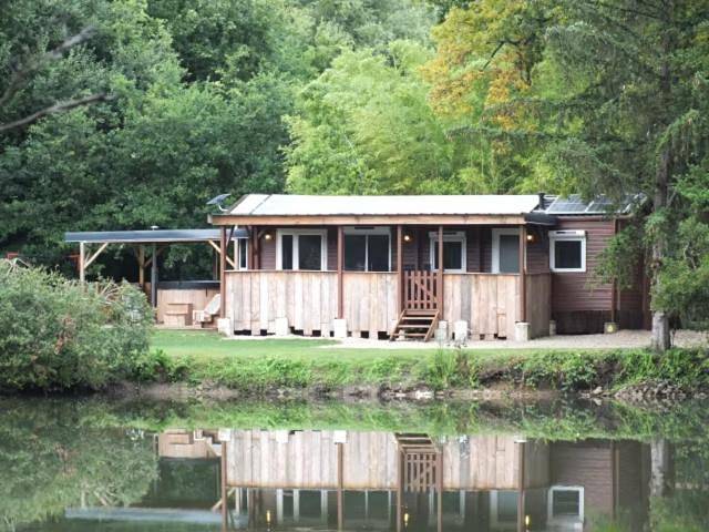 Tente pour 4 personnes, avec jardin ainsi que jacuzzi et terrasse dans Eure-et-Loir