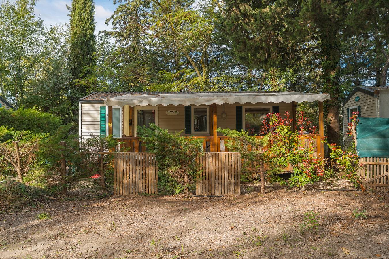 Caravan 'Mobil-home' with Shared Pool, Private Terrace and Air Conditioning in La Roque-d'Anthéron, Aix-en-Provence region