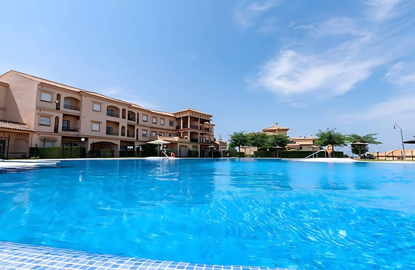 Apartamento entero, 'Sanlúcar Club Terraza & Piscina de Verano' Vistas al Coto Doñana in Sanlúcar de Barrameda, Costa de la Luz