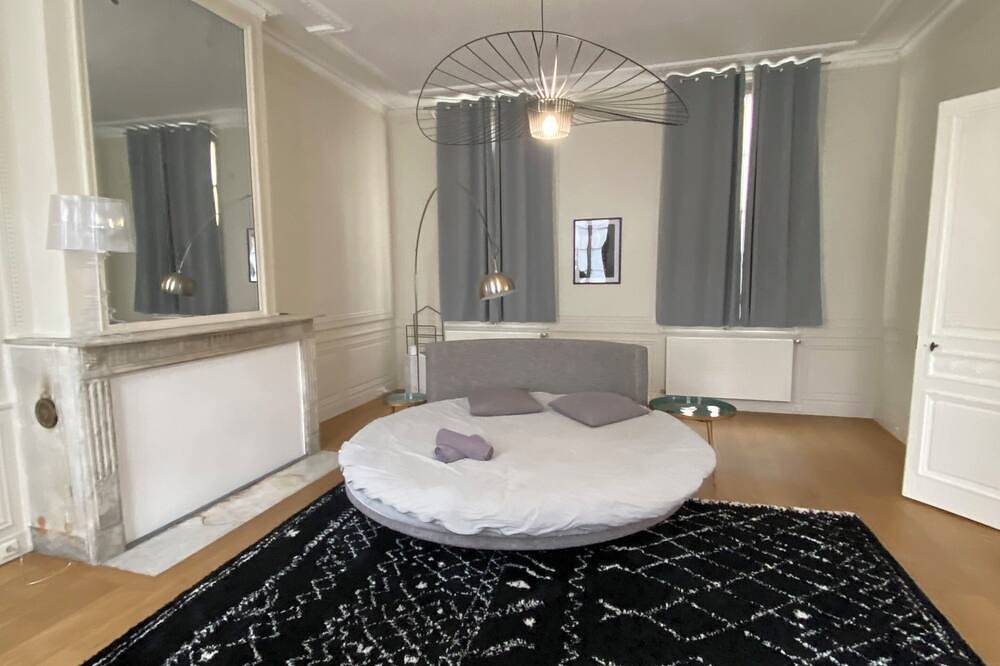 Entire apartment, Romantic apartment with round bed in the heart of the city in Amiens, Amiens region