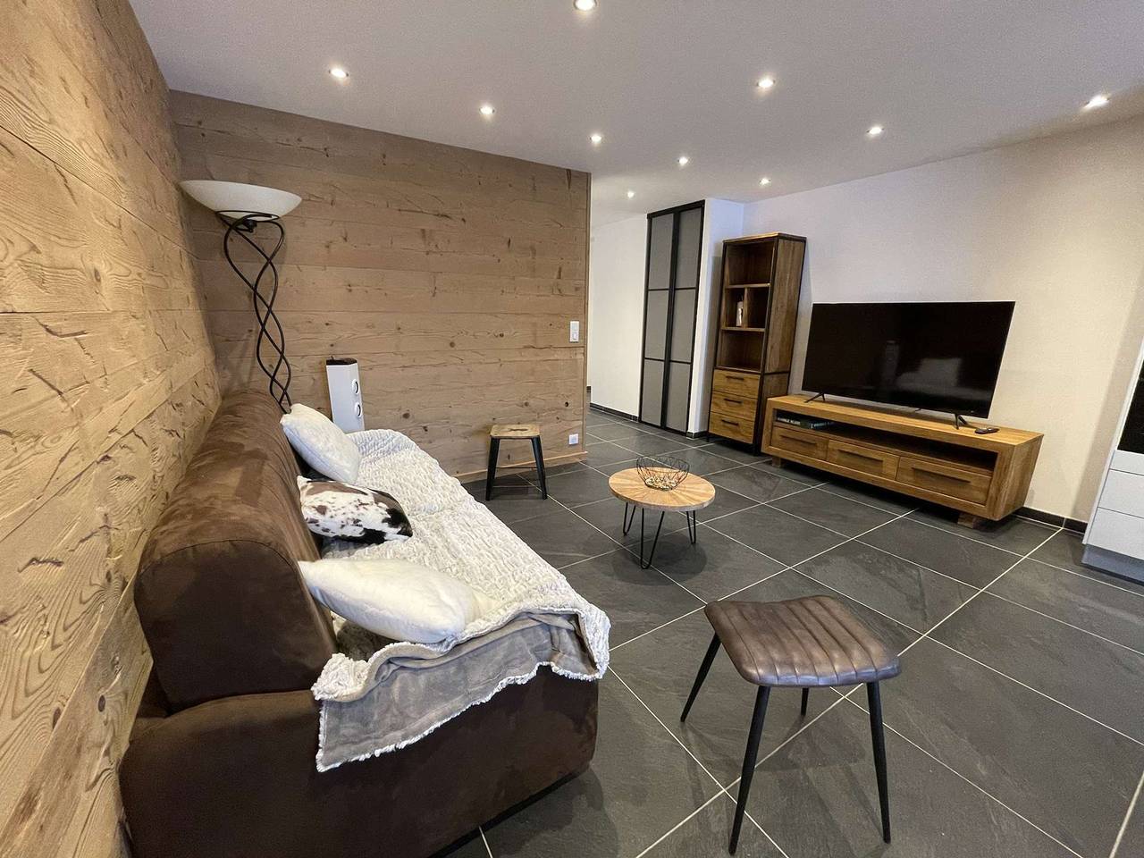 Entire apartment, Spacious 3-Room Cabin Apt for 8 with Balcony, Near Ski Lifts and Shops in Vars in Vars, Briançon region