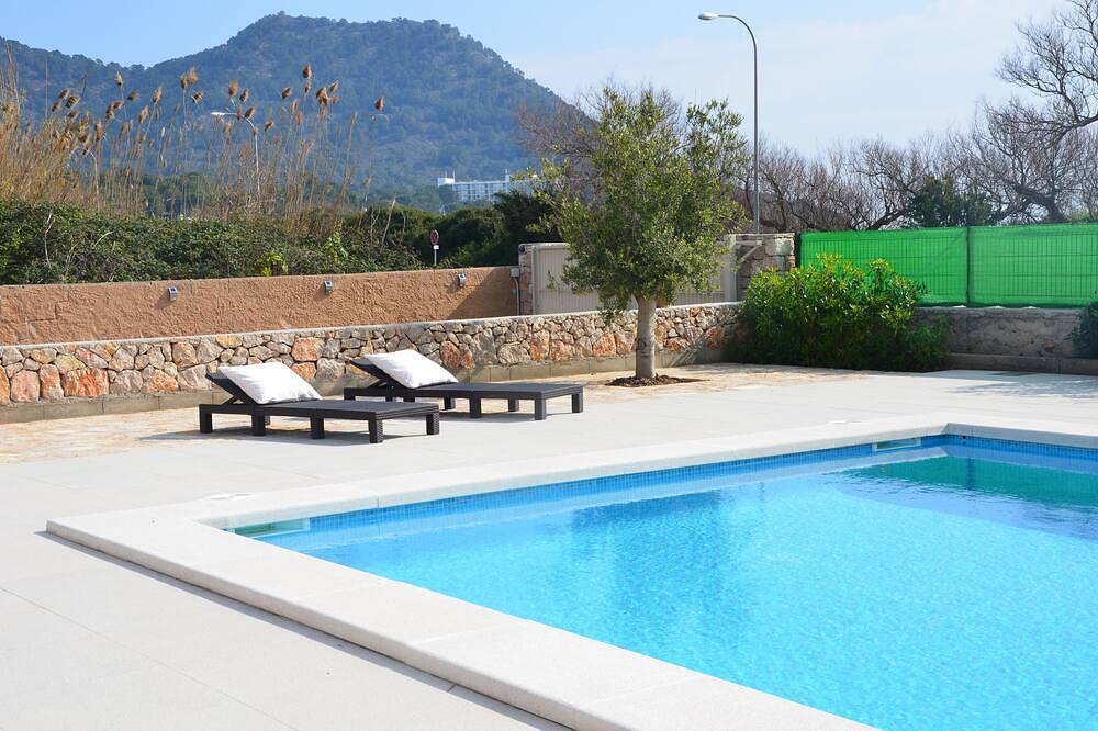 Luz de Sol ist eine fantastische neu gebaute Strandvilla, 25 Meter vom Strand entfernt in Costa dels Pins, Son Servera