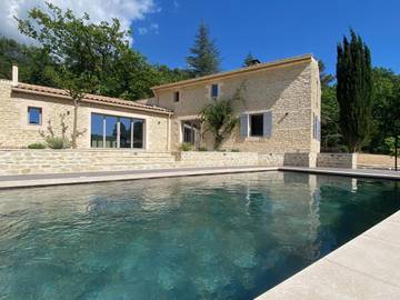 Location de vacances pour 10 personnes, avec piscine et jardin ainsi que balcon et vue à Murs