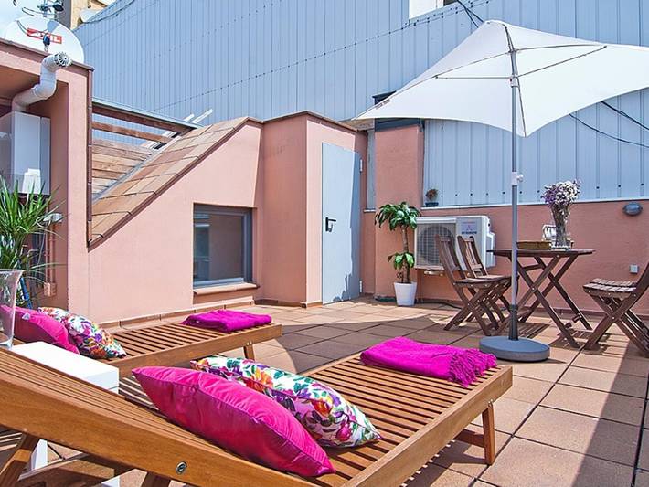 Ganze Ferienwohnung, Dachwohnung mit Terrasse und Schwimmbad in Gràcia in Barcelona Zentrum, Barcelona
