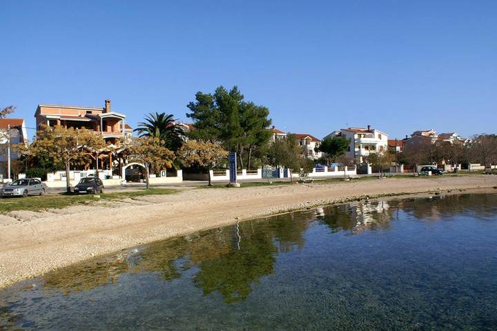 Villa pour 16 personnes, avec piscine ainsi que sauna et terrasse à Turanj - 3