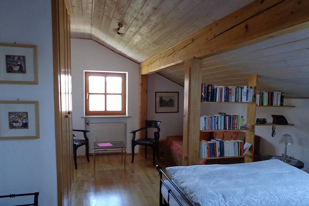 Ganze Wohnung, Renovierte, charmante, große, sehr ruhige Wohnung mit Südbalkon in Landhausvilla in Dießen am Ammersee, Ammersee