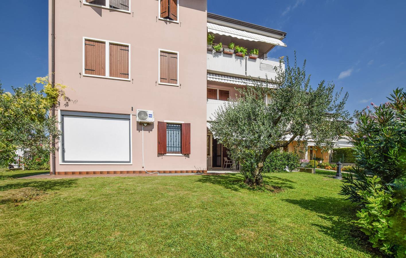 Geheel vakantieappartement, Appartement op de bovenste verdieping met AC, WiFi, parkeerplaats - dicht bij het stadscentrum in Pescantina, Provincie Verona