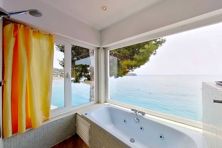 Oceanfront Villa "Mare Cubum" panoramic views, extreme location, pool, climate! in La Herradura, Costa Tropical