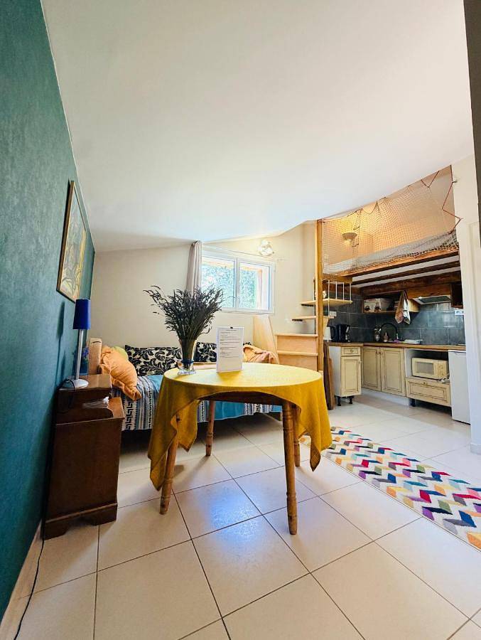 Gîte pour 3 personnes, avec Balcon et Terrasse ainsi que Jardin et Piscine à Taulignan