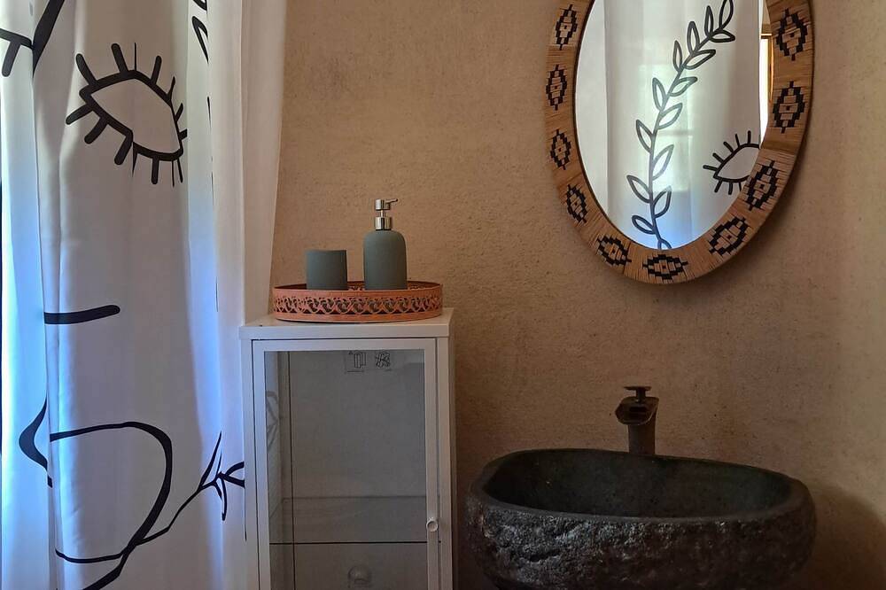 Room in a Provençal bastidon in Salernes, Draguignan region
