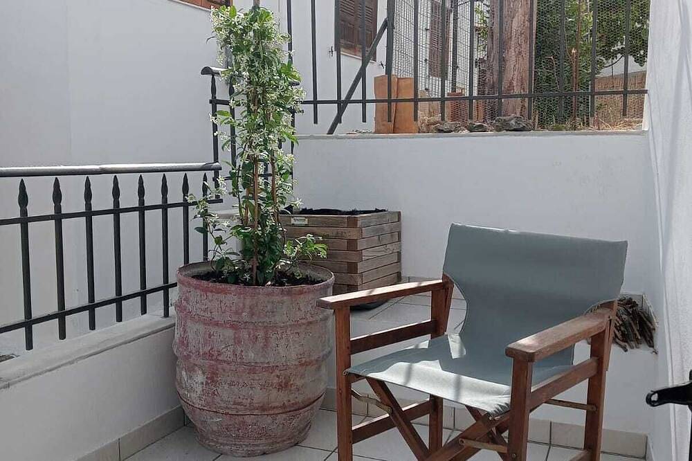 Ganze Wohnung, Your Koroni Escape Starts Here: Central Apartment near Zaga Beach and Tavernas\n\n in Koroni, Messenien