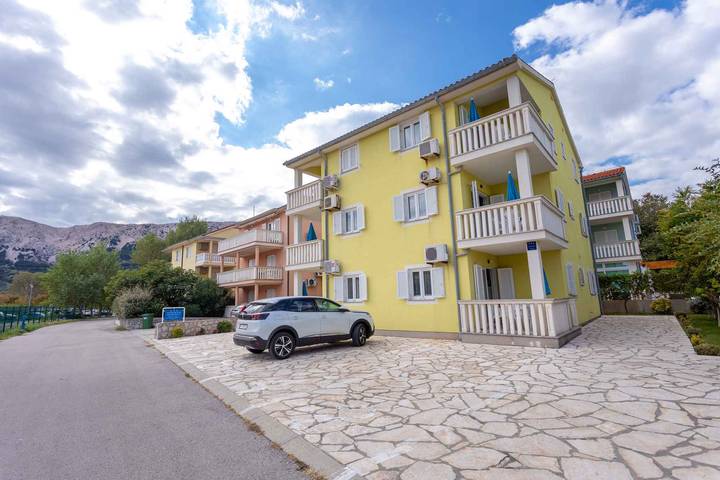 Apartamento vacacional entero, Apartamento de vacaciones con vista a las montañas in Vela plaža, Baska