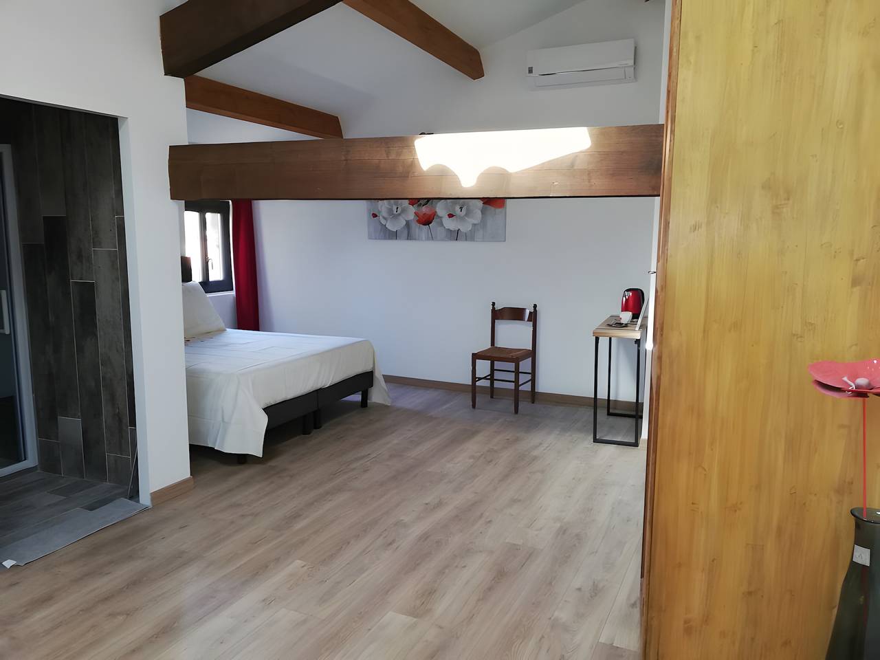 Bed and Breakfast 'Chambre Coquelicot' con Wi-Fi y aire acondicionado in Domazan, Region de Nimes