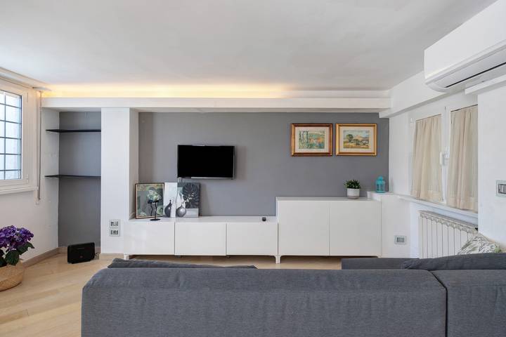 Entire apartment, Smart Loft Apartment with Private Terrace, Wi-Fi, and Air Conditioning in Rome, Rome Province