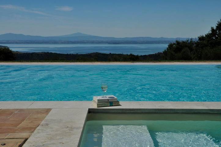 Agriturismo per 4 persone, con Terrazza e Giardino nonché Piscina e Vista lago a Passignano sul Trasimeno