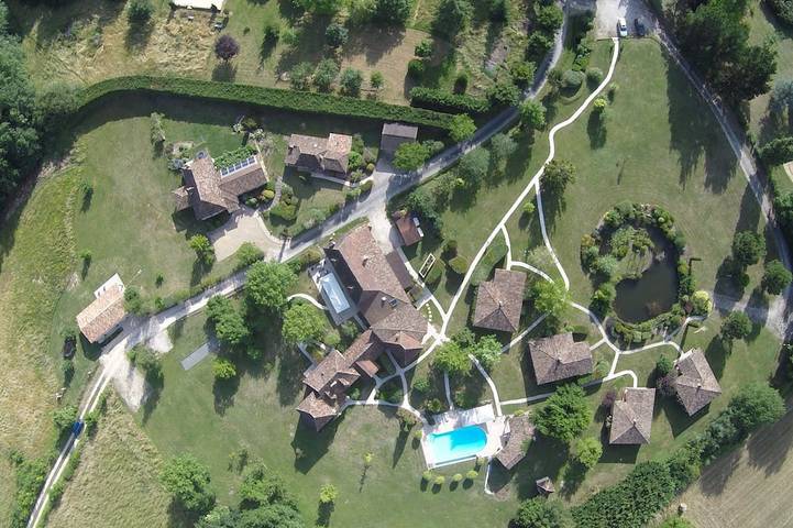 Location de vacances pour 45 personnes, avec jardin ainsi que jacuzzi et piscine à Bosset