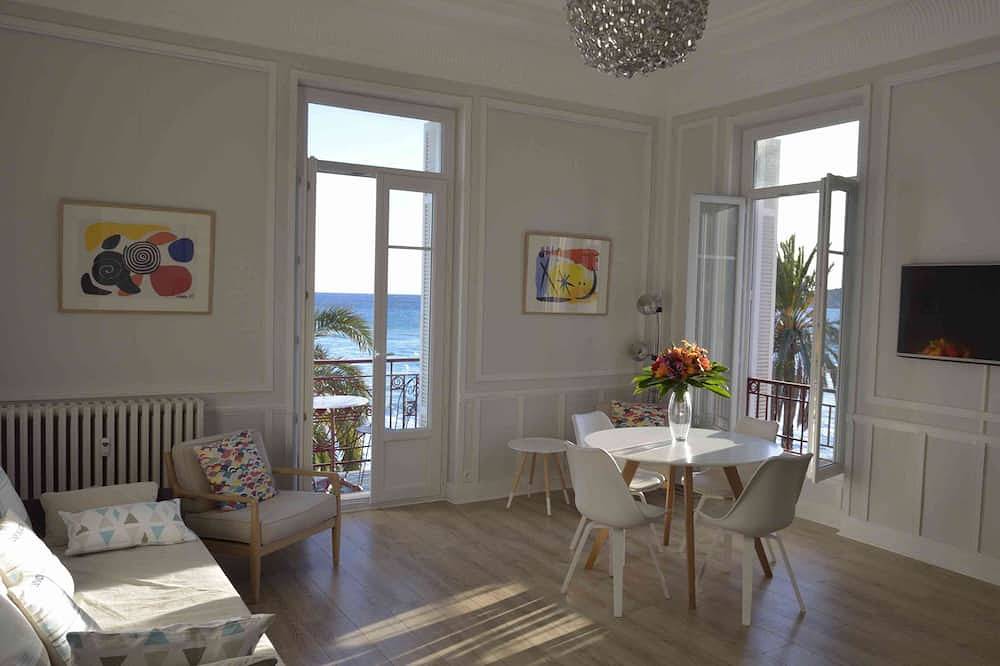 Ganze Wohnung, Blue Riviera: a splendid beachfront 1-bedroom apt w/stunning view in Menton, Mittelmeerküste (Frankreich)