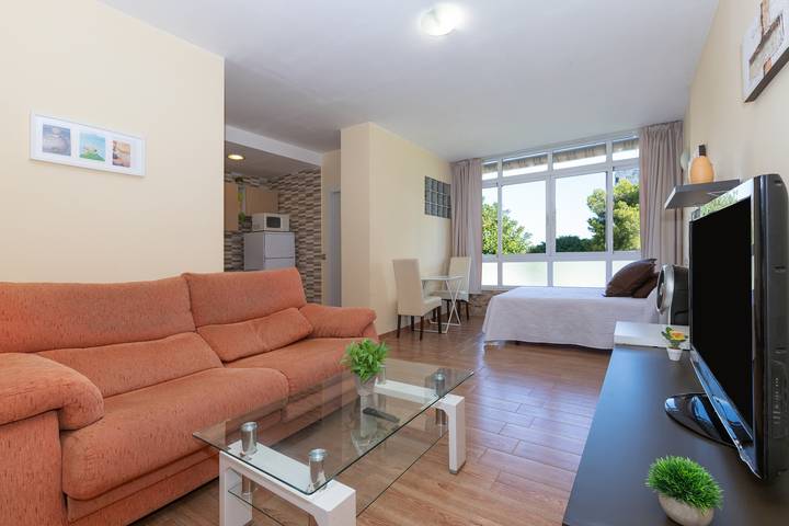 Entire studio, Studio Apartment 'Torremolinos' with Shared Pool, Shared Garden & Wi-Fi in La Colina Torremolinos, Torremolinos