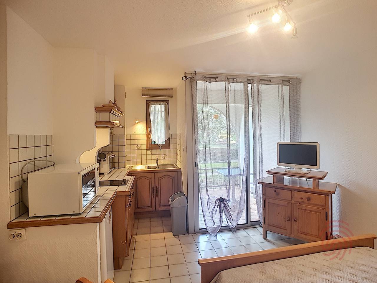 Entire studio, Cozy Ground Floor Studio with Terrace, 650m from Thermal Baths, Pet-Friendly, Free Wifi in Lamalou-les-Bains, Béziers region
