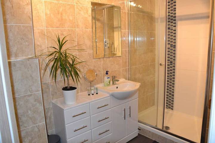 Entire apartment, Olive Tree 2 bed Apartment - Stayseekers in Salisbury, Wiltshire