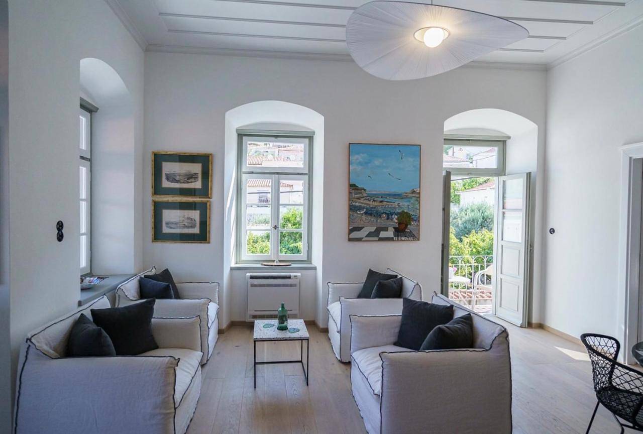 Deluxe Apartment in Hydra