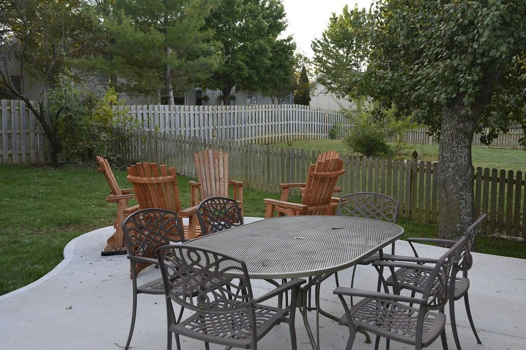 Premium 3 Bdrm, Hot Tub, Theater Room, Fire-Pit in Overland Park, Kansas