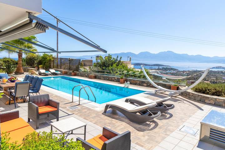Villa for 10 people, with garden and ocean view as well as terrace in Agios Nikolaos