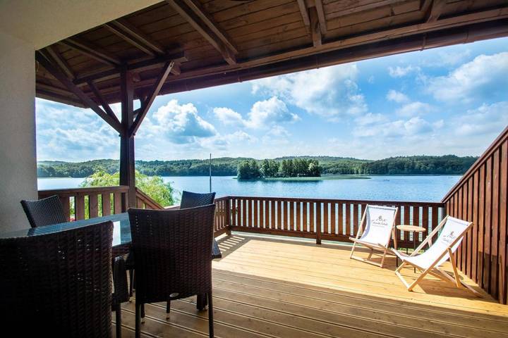 Domek letniskowy dla 2 osób, z Balkon i Taras oraz Ogród i Widok na jezioro w 