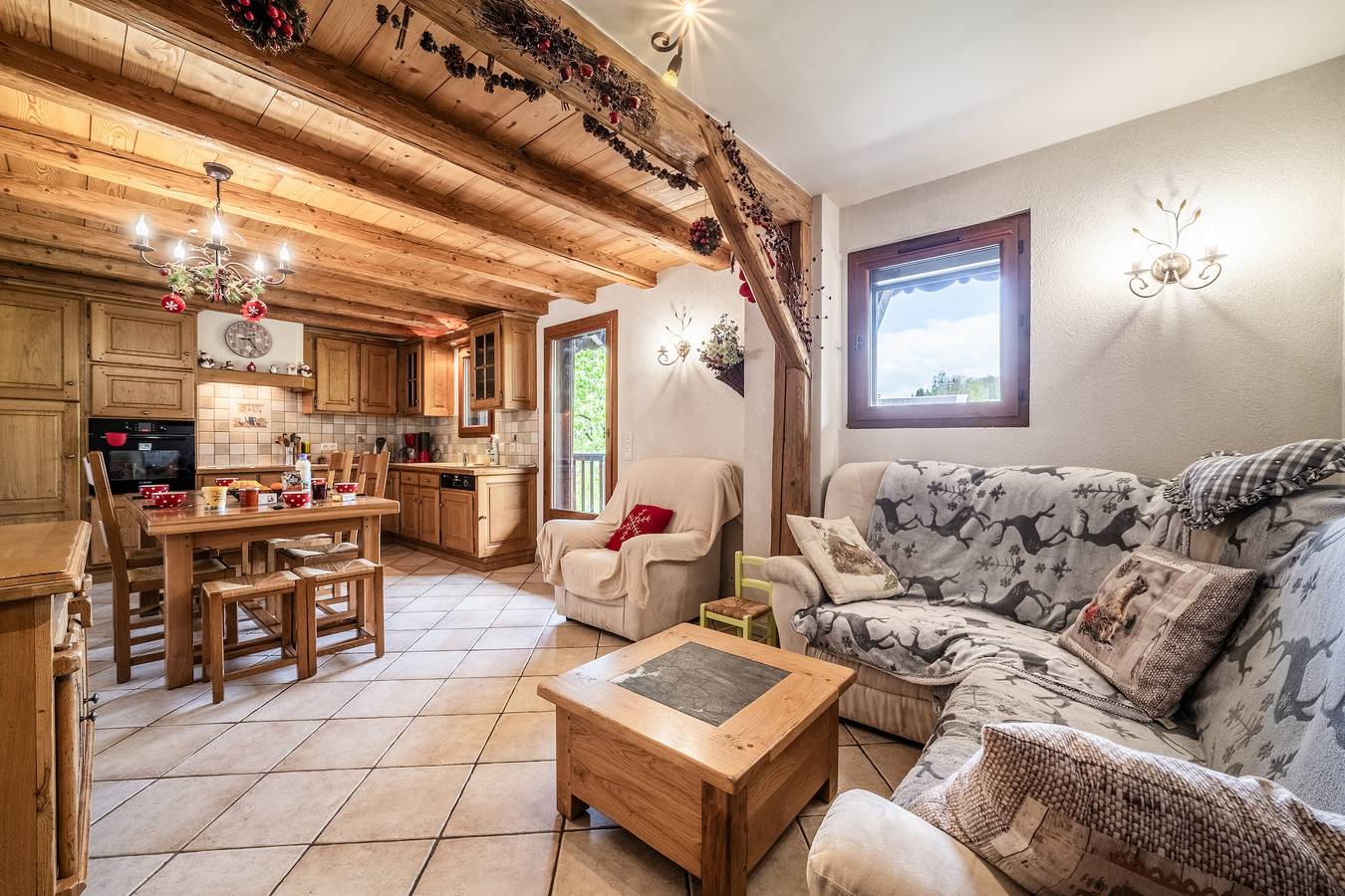Appartement entier, La Ferme de Sous-Lachat - La Savoyarde, avec vue sur les montagnes, terrasse privée et Wi-Fi in Samoëns, Région de Bonneville