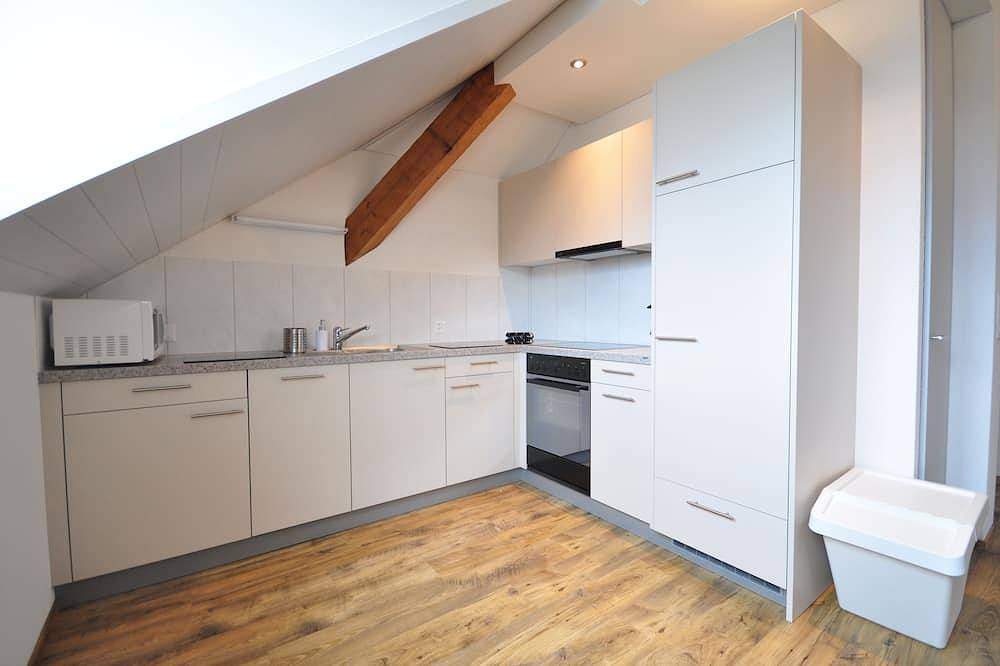 Entire apartment, Stylish apartment.  Air-conditioning.  3 mins walk from Interlaken West station. in Interlaken, Lake Thun